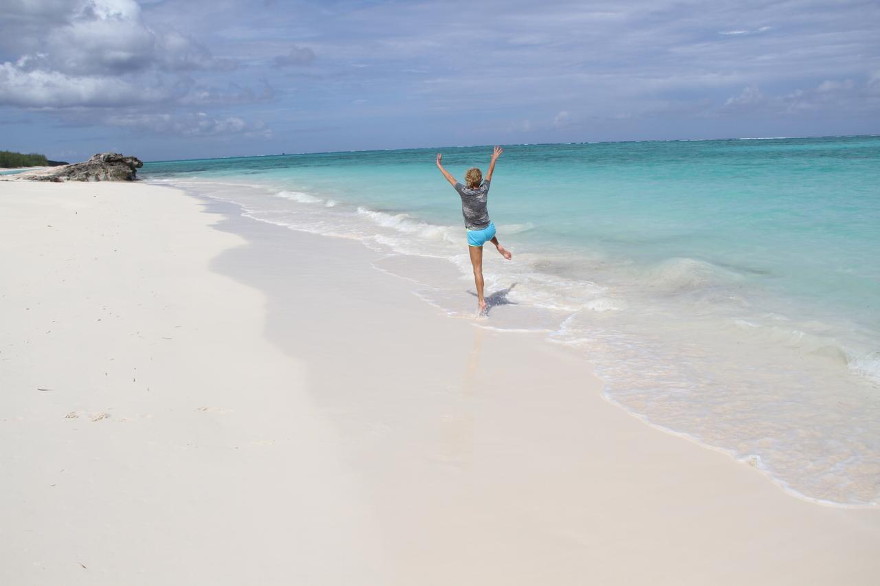 Hollywood Beach Suites Turks And Caicos Whitby Exteriör bild