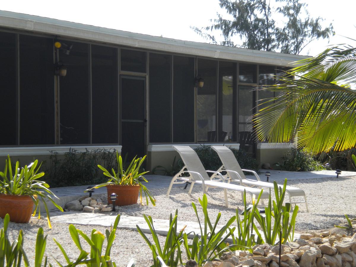Hollywood Beach Suites Turks And Caicos Whitby Exteriör bild